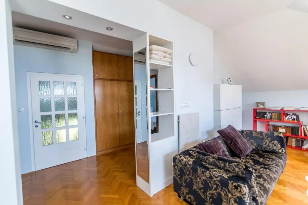 dvoetažni stan u urbanoj vili u centru grada, 200m od mora, opatija - slika 20