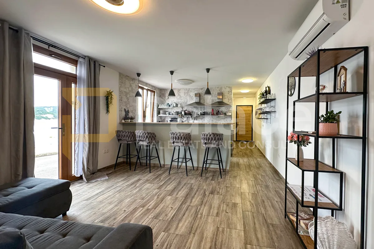 novouređen jednosoban stan prvi red do mora, 49 m2 - tisno - slika 11