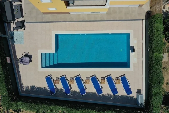 šarmantna villa s bazenom s pogledom na more, kaštel lukšić - slika 12