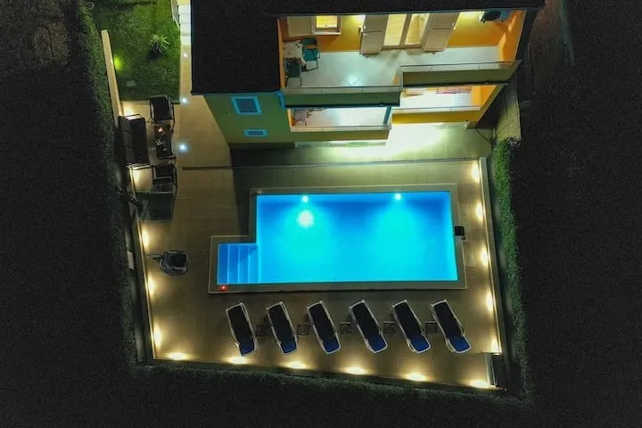 šarmantna villa s bazenom s pogledom na more, kaštel lukšić - slika 8