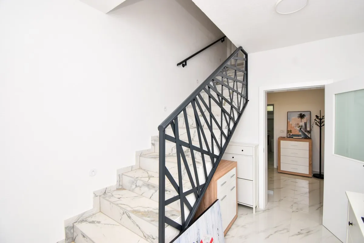 super ponuda: nova kuća s 2 stana i bazenom, vodice, čista mala, 245m2 - slika 14