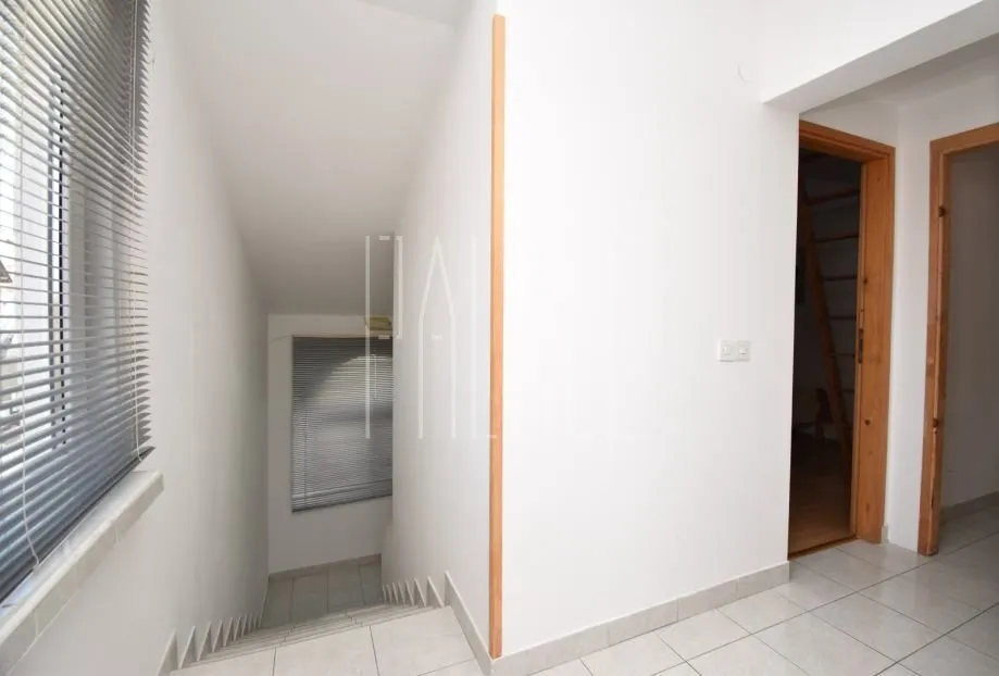 stan na katu kuće s pogledom na more, vodice, 89.00 m2 - slika 3