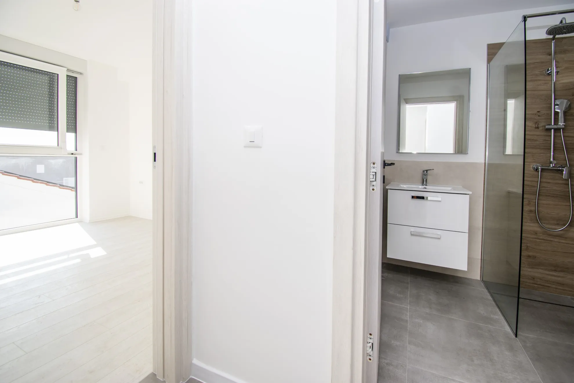 luksuzni dvoetažni stan s krovnom terasom, pogled na more,tisno,120 m2 - slika 24