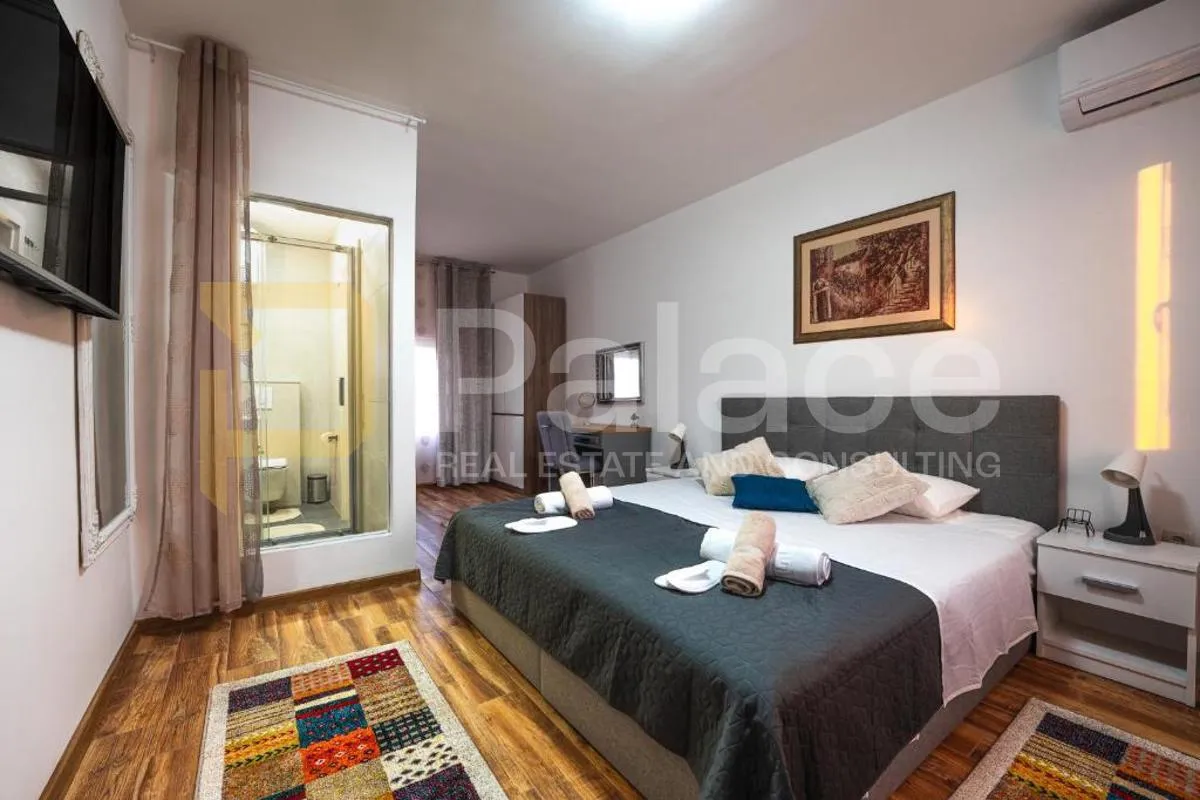 villa sa bazenom - centar sukošana - slika 14