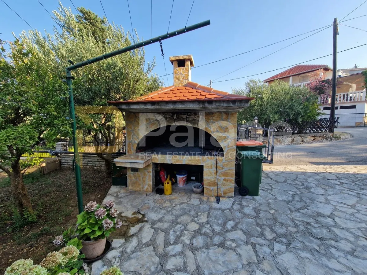 kuća sa 5 apartmana i prekrasnim vrtom - slika 7