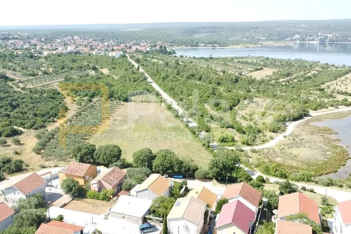 kuća 221 m² na dvije etaže + vrt 154 m² + stan 14 m² - slika 22