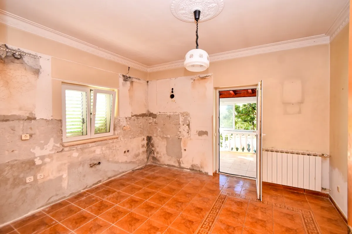 top lokacija: kuća blizu mora s 5 apartmana i dvorištem, srima 320 m2 - slika 5