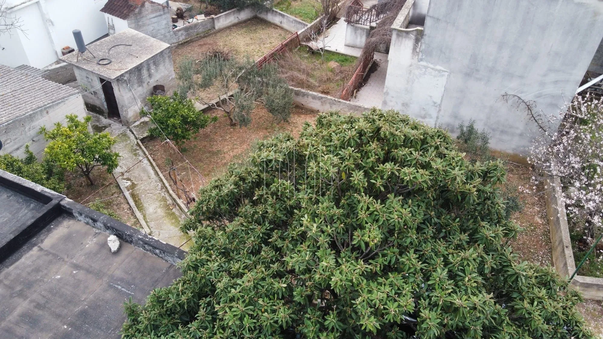 građevinski teren s priključcima i 3 legalna objekta, jezera, 528 m2 - slika 7