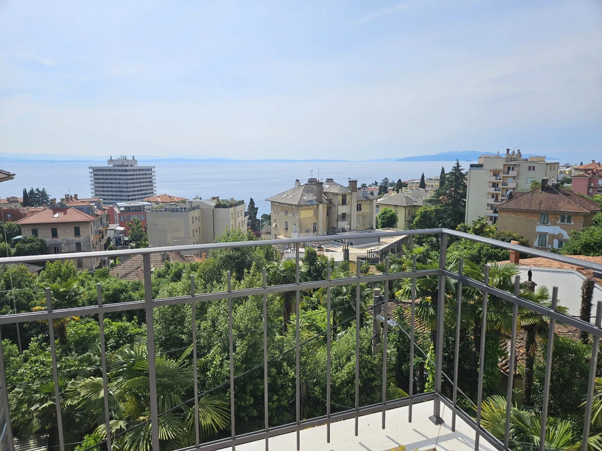 prostran stan s 4 balkona i terasom s pogledom na more, opatija - slika 9