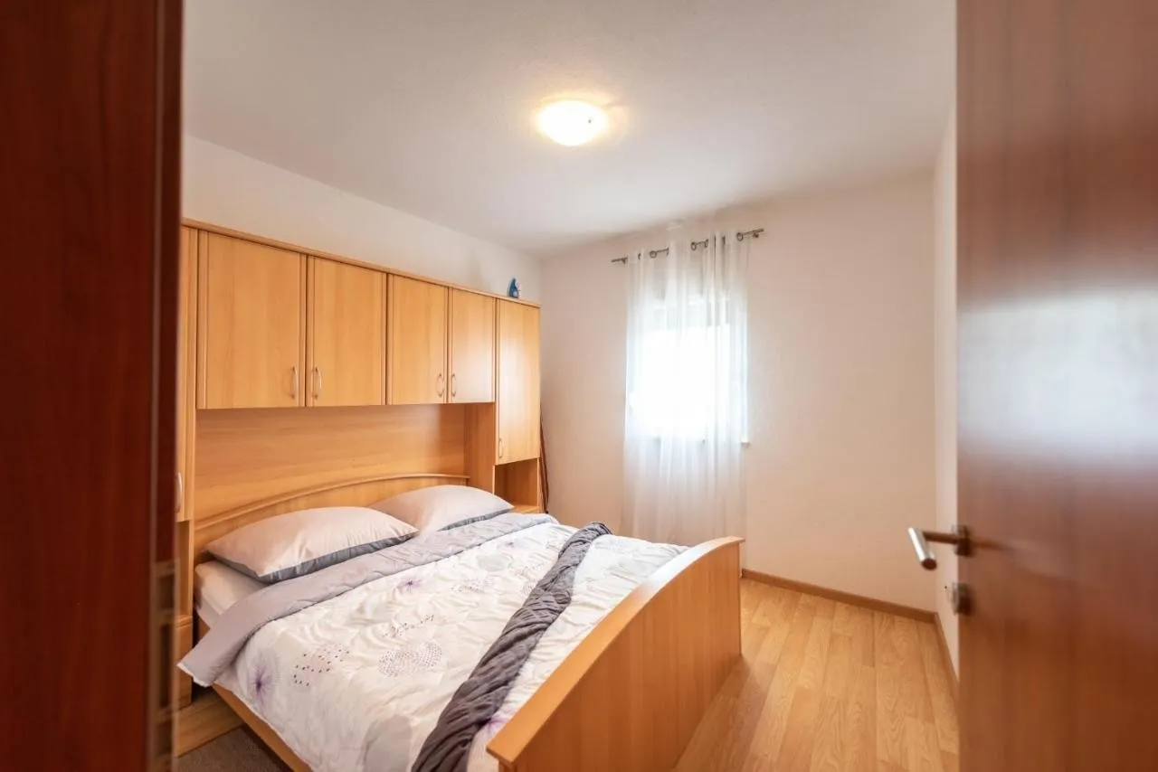 predivna vila s apartmanima i s bazenom, vinišće - slika 9