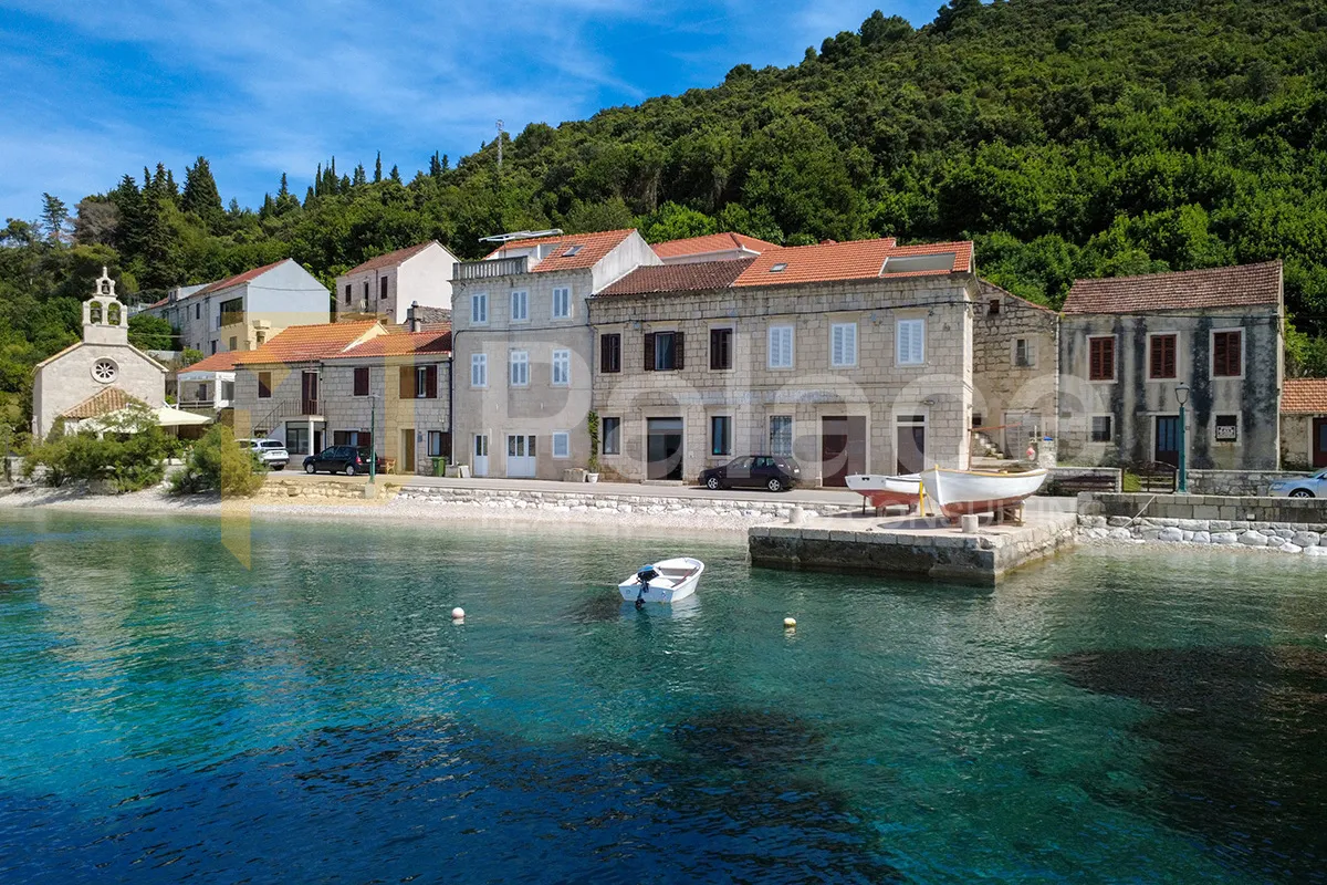korčula, račišće - kamena kuća uz more i velika parcela - slika 1