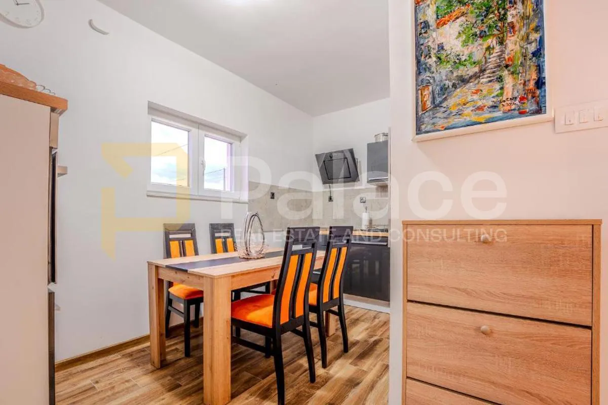 villa sa bazenom - centar sukošana - slika 24