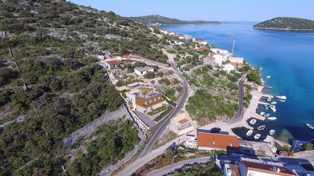 villa s bazenom i prostranom okućnicom, prvi red do mora, ražanj - slika 9