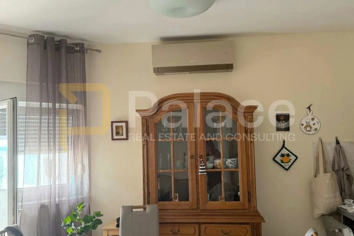 prilika! stan u zgradi 100 metara od mora 60m2 - slika 2