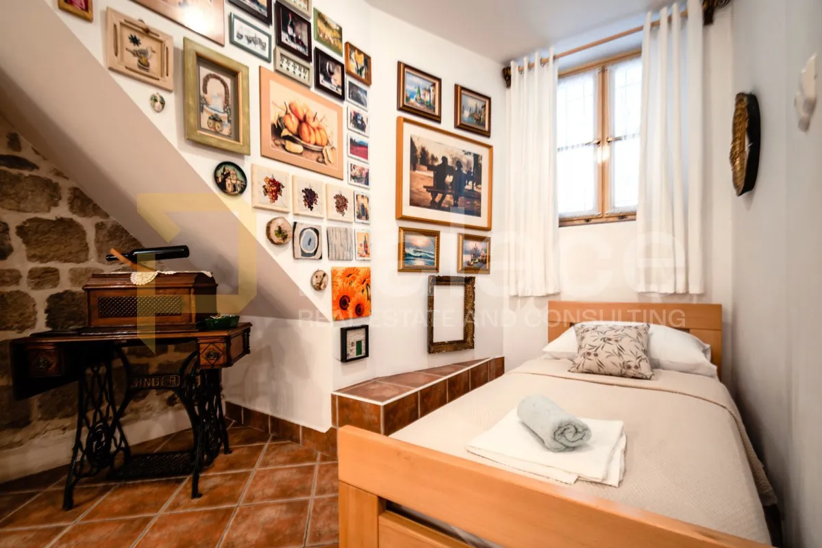 šibenik : dva studio apartmana u samom centru grada u kamenoj kući - slika 12