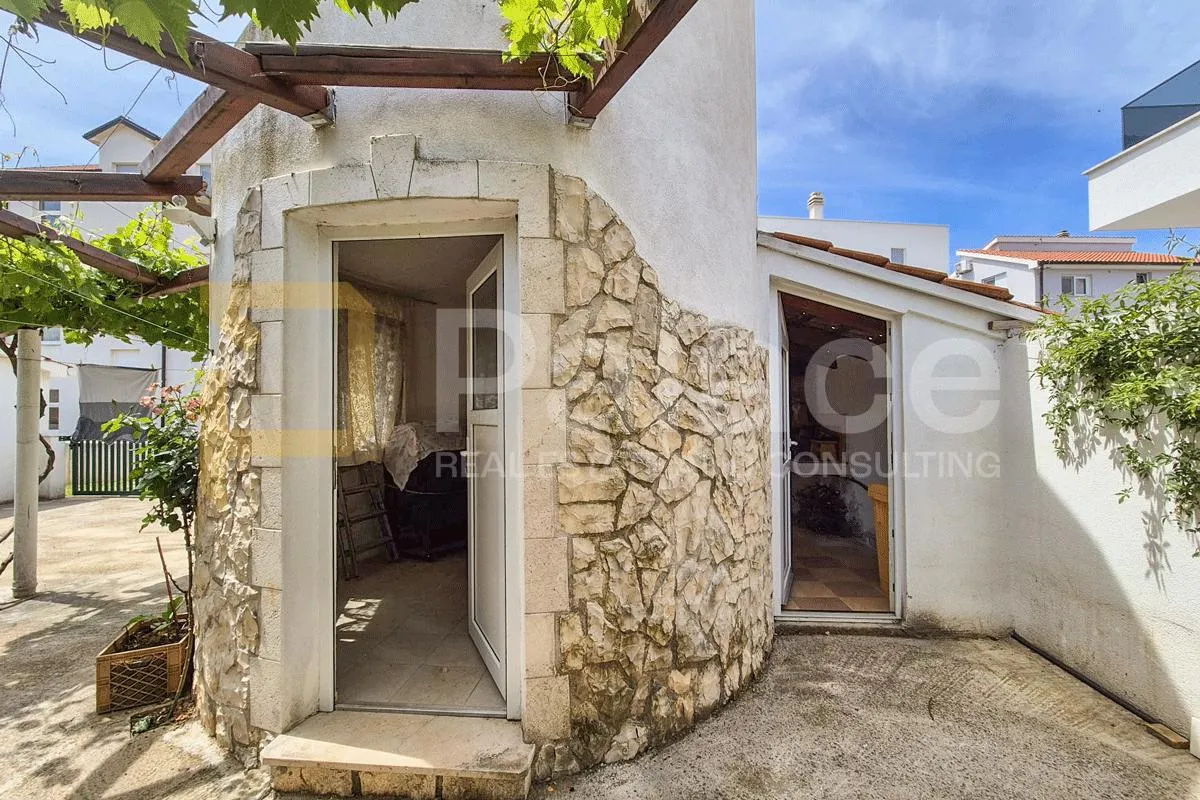 obiteljska kuća s apartmanima i mediteranskim vrtom – vodice - slika 24