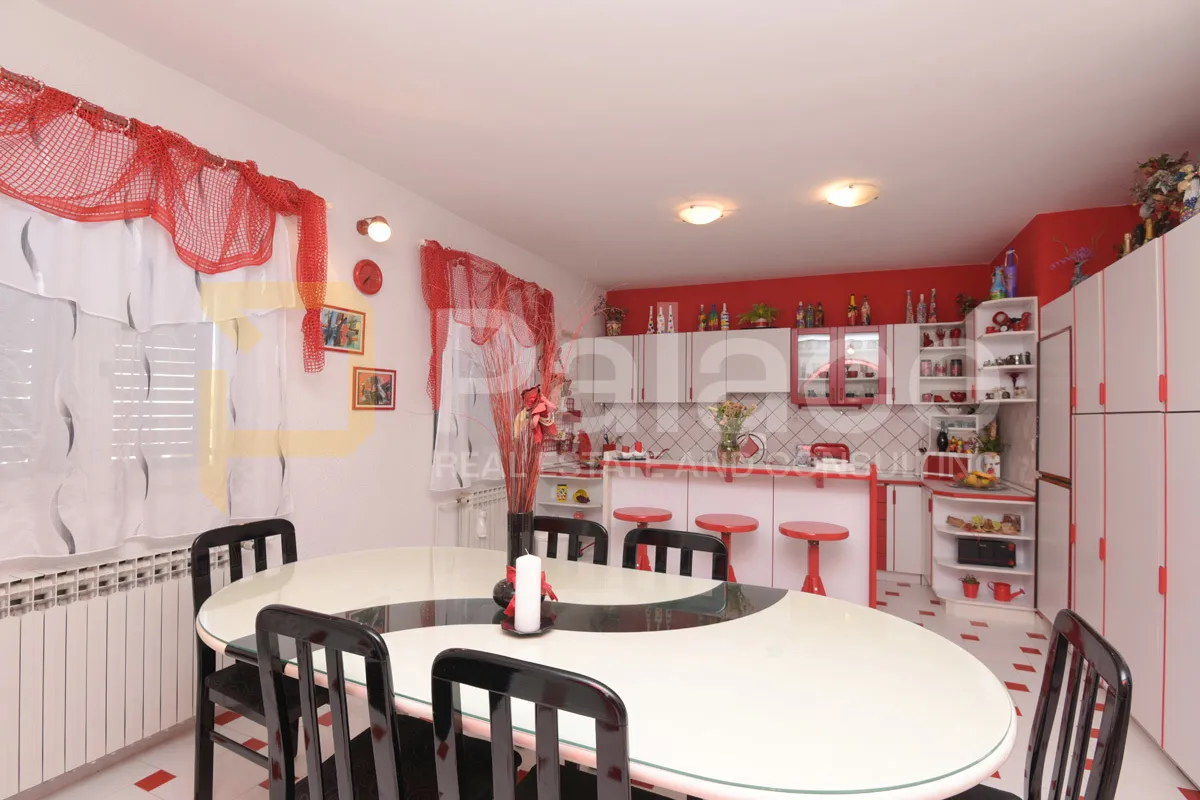 kuća na brodarici s velikom okućnicom i garažom - slika 22