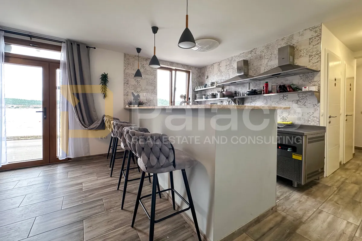 novouređen jednosoban stan prvi red do mora, 49 m2 - tisno - slika 13