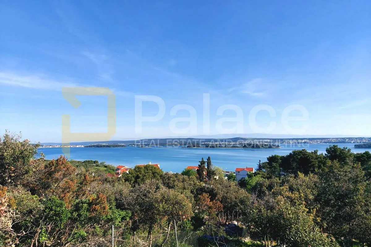 Tkon : Građevinsko zemljište s pogledom na more 2343 m2