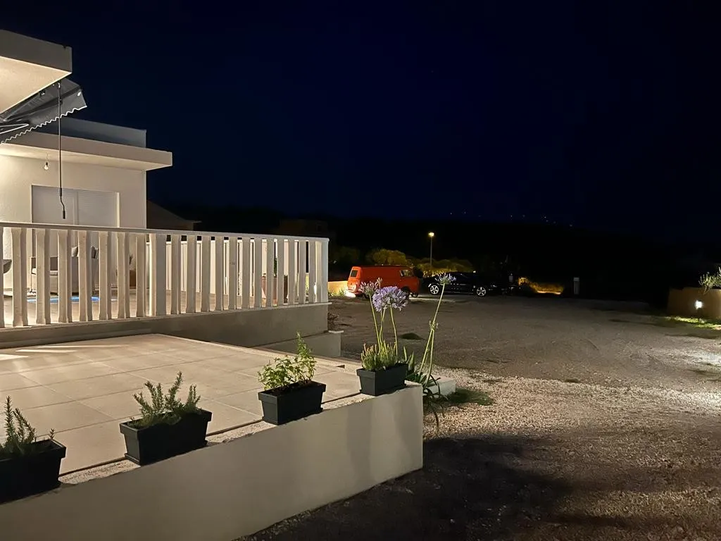 prekrasna vila s uređenom okućnicom u bilicama - slika 19