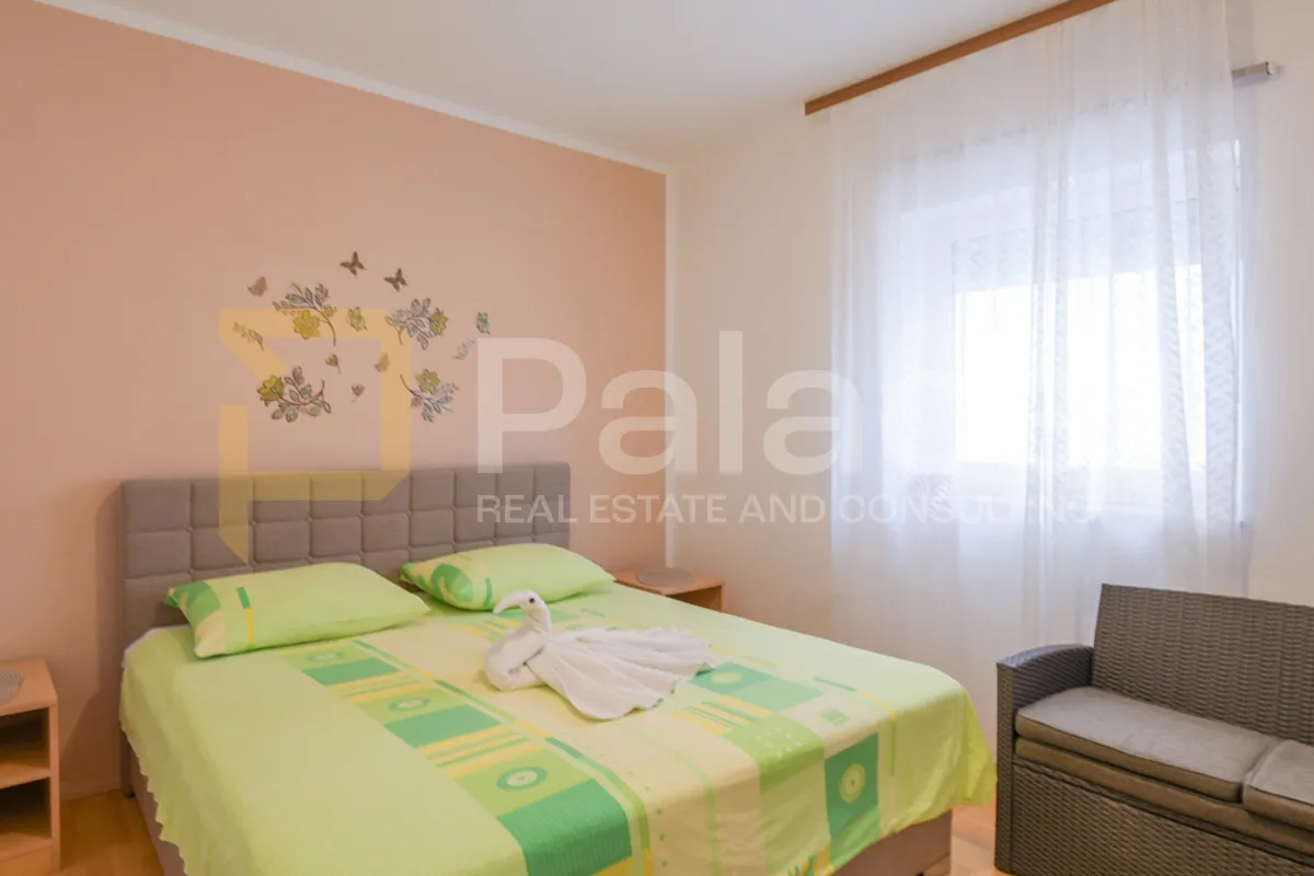 održavana kuća s apartmanima i dvorištem 500 m od mora, vodice 280 m2 - slika 13