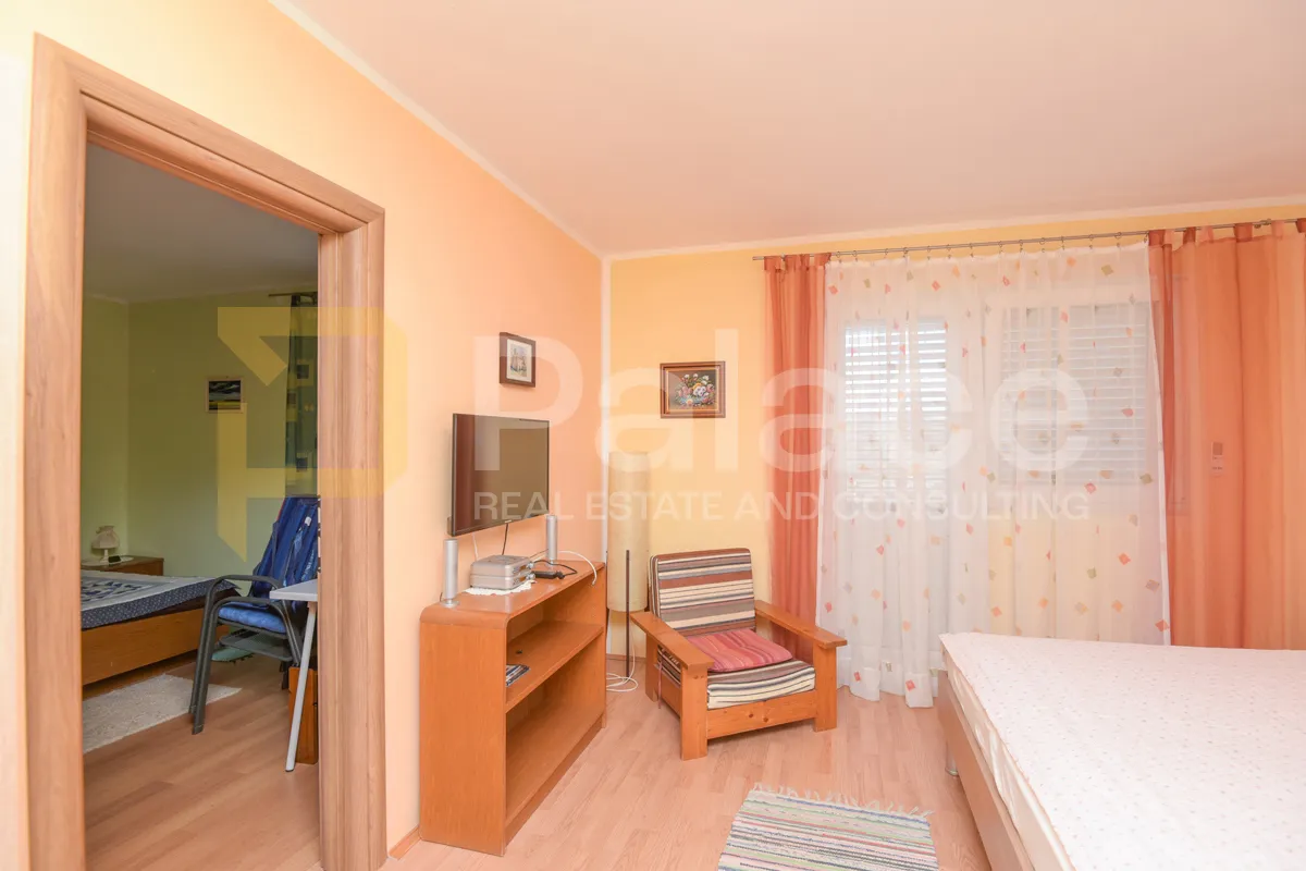 obiteljska kuća prvi red do mora s 3 stana i dvorištem, raslina 300 m2 - slika 25