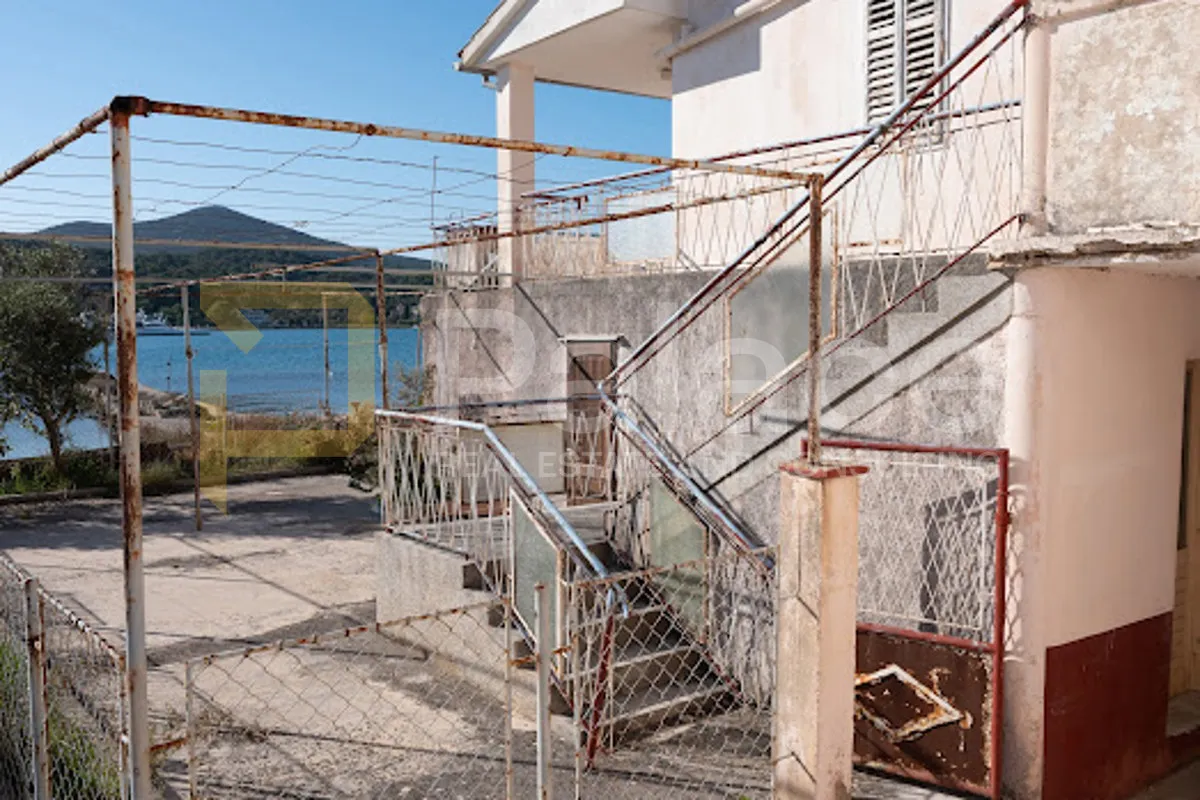 kuća 1. red do mora, sa privatnim brodskim vezom - sutomišćica - slika 2