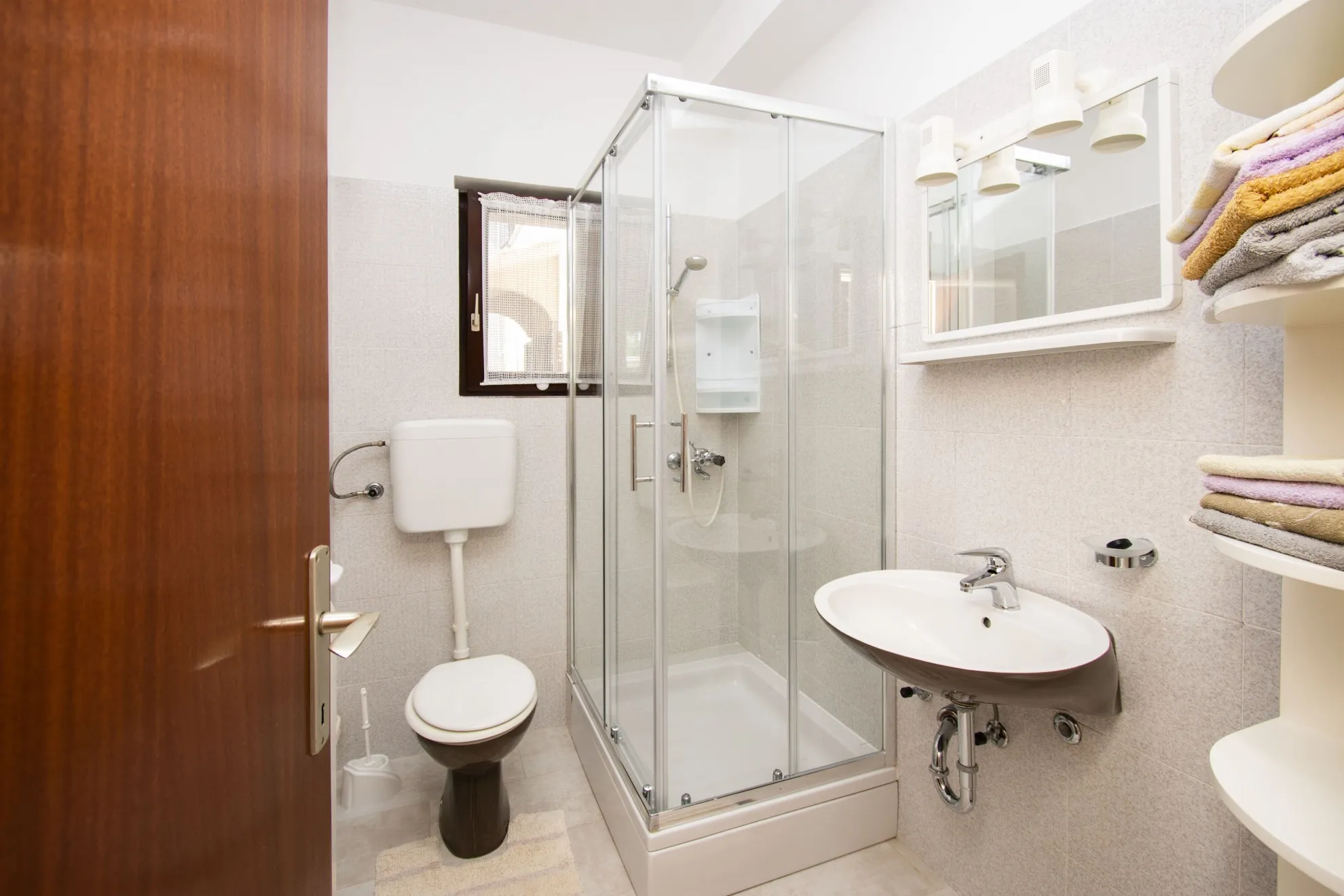 uređena samostojeća kuća s 4 apartmana i dvorištem, murter, 275 m2 - slika 11