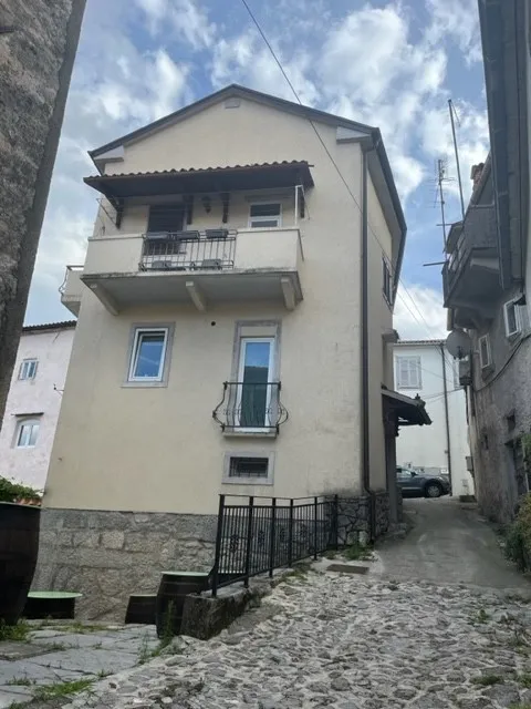 Kuća u centru Kastva, poslovno stambena namjena, četiri etaže, parking - Kastav
