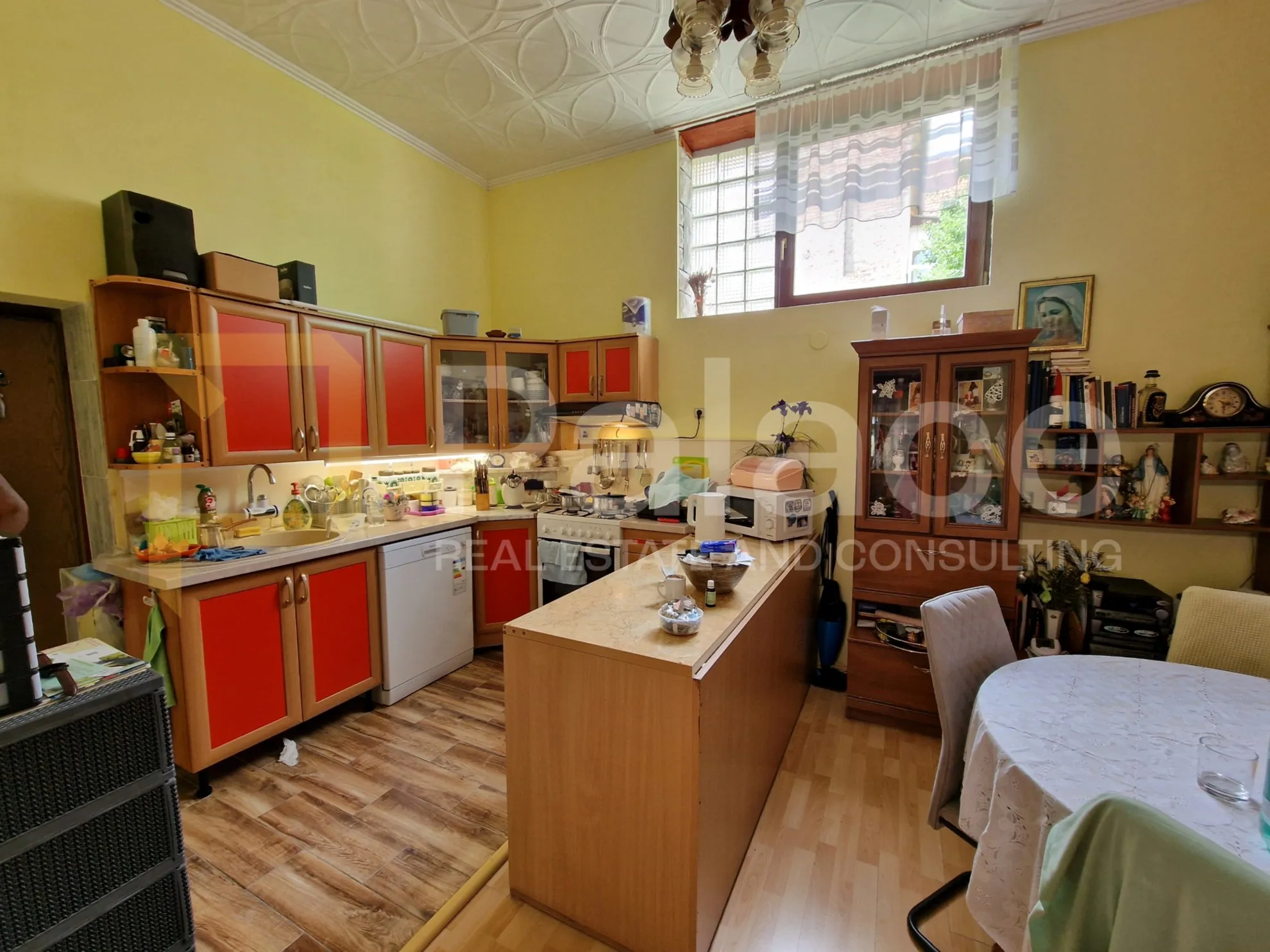 dvorišni stan s garažom i dodatnim stambenim prostorom, 150m2, centar - slika 2