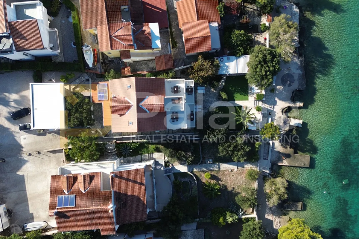 žaborić: vila sa 7 apartmana i pomoćnim objektom na samom moru - slika 4