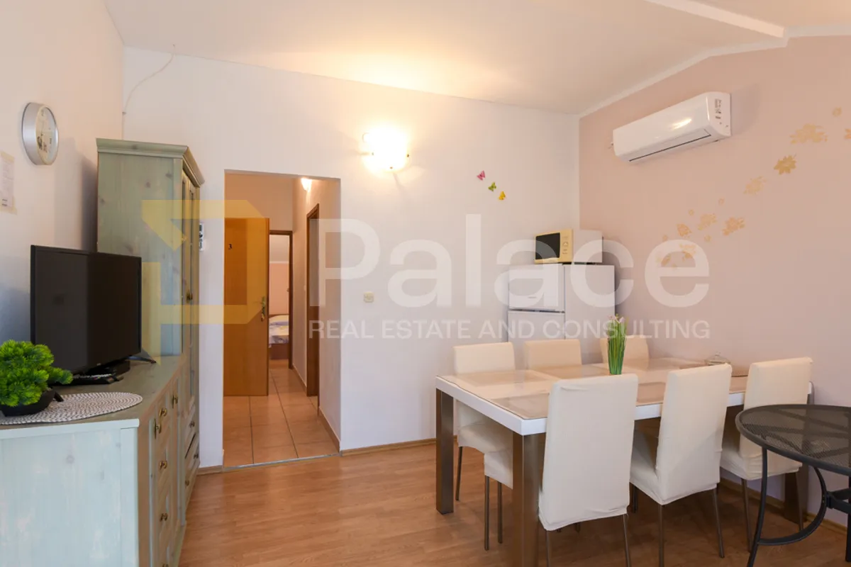održavana kuća s apartmanima i dvorištem 500 m od mora, vodice 280 m2 - slika 25
