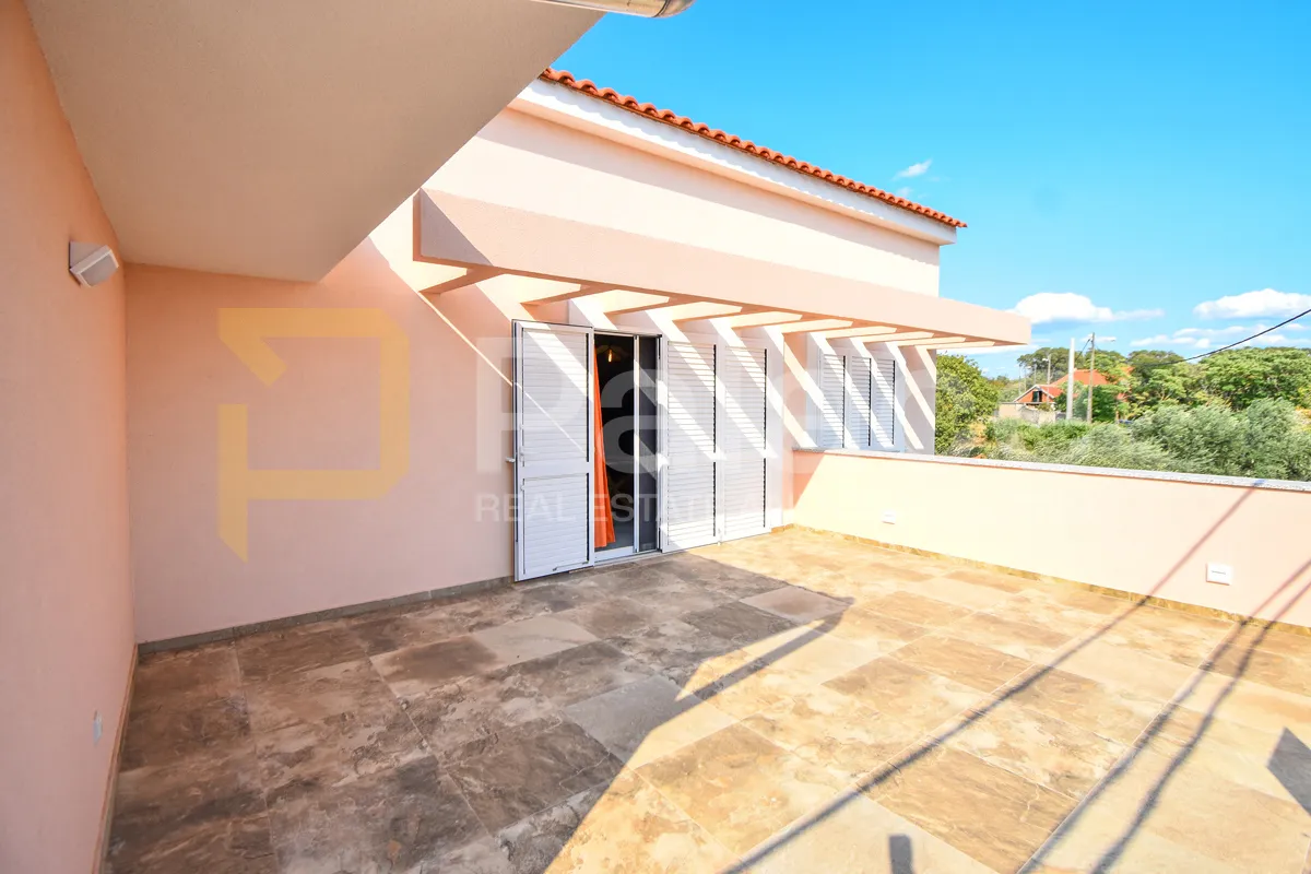 super ponuda: nova kuća s 2 stana i bazenom, vodice, čista mala, 245m2 - slika 4