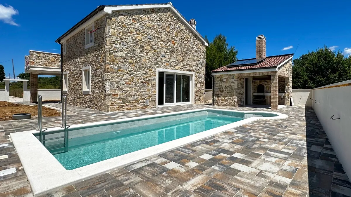 prekrasna kamena villa s bazenom - slika 6