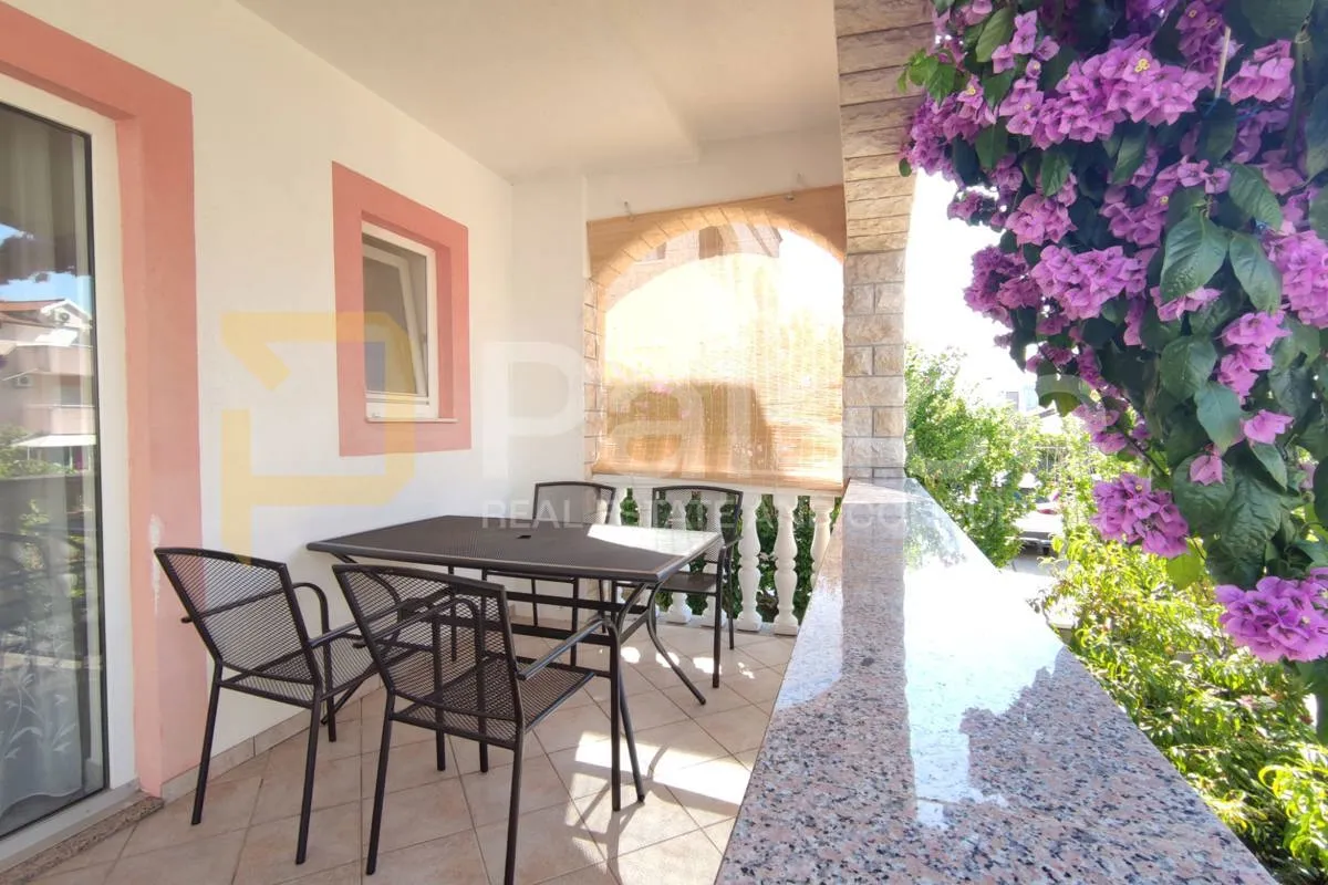 održavana kuća s apartmanima i dvorištem 500 m od mora, vodice 280 m2 - slika 4