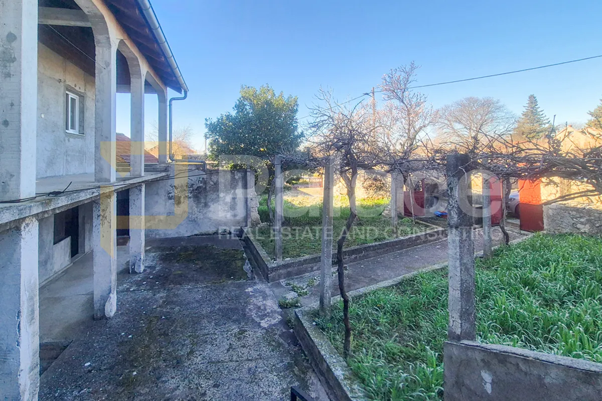 obiteljska kuća s velikom okućnicom, skradin bićine 131 m2 - slika 5