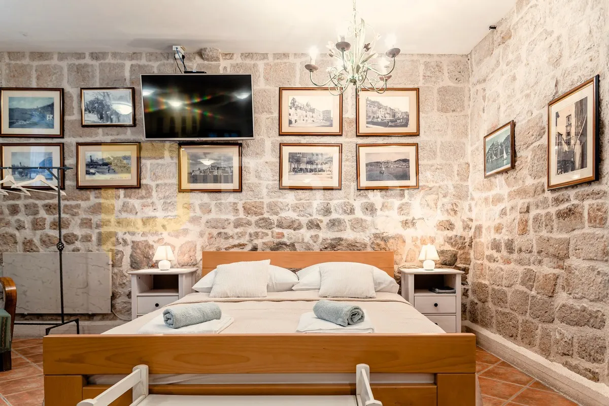 šibenik : dva studio apartmana u samom centru grada u kamenoj kući - slika 8