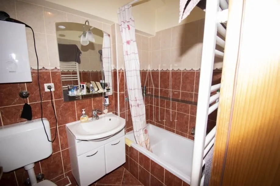 odlična kuća sa 2 stana i poslovnim prostorom u centru vodica, 254.00 m2 - slika 20