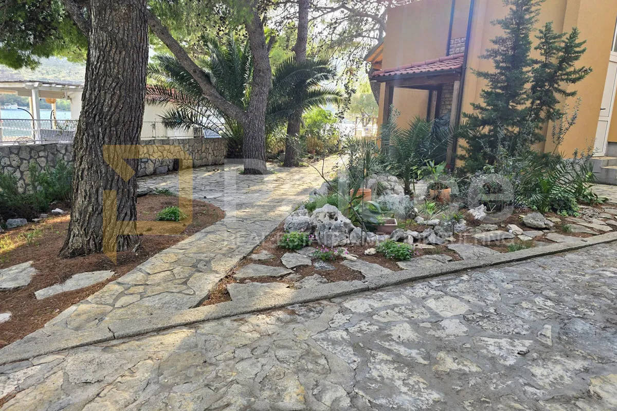 grebaštica: obiteljska kuća u prvom redu do mora s posebnom okućnicom - slika 13