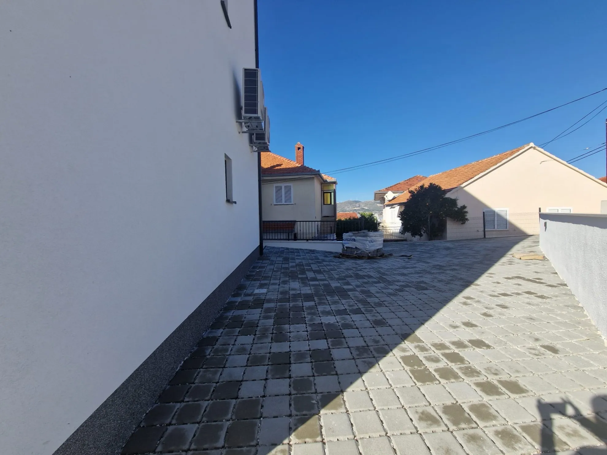 Dvosoban stan u prizemlju s velikom terasom - Okrug Gornji, Okrug