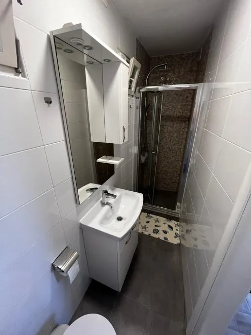 renovirana kuća samo 40m od mora, krvavica - slika 4