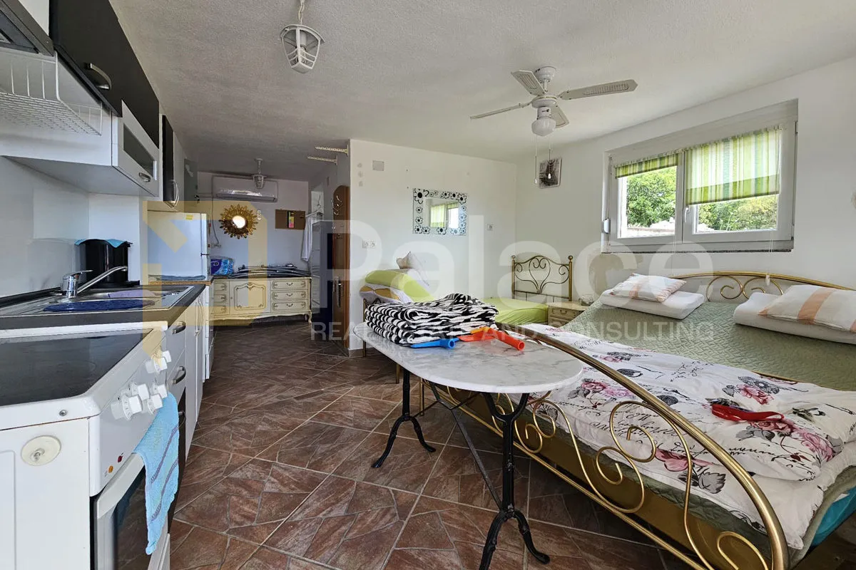 predivan panoramski pogled na more – kuća s apartmanima i okućnicom - slika 9