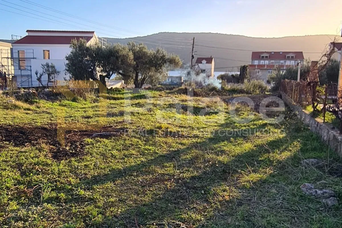 Rijetkost na tržištu, - građevinsko zemljište 80 m od mora - Poljica, Marina