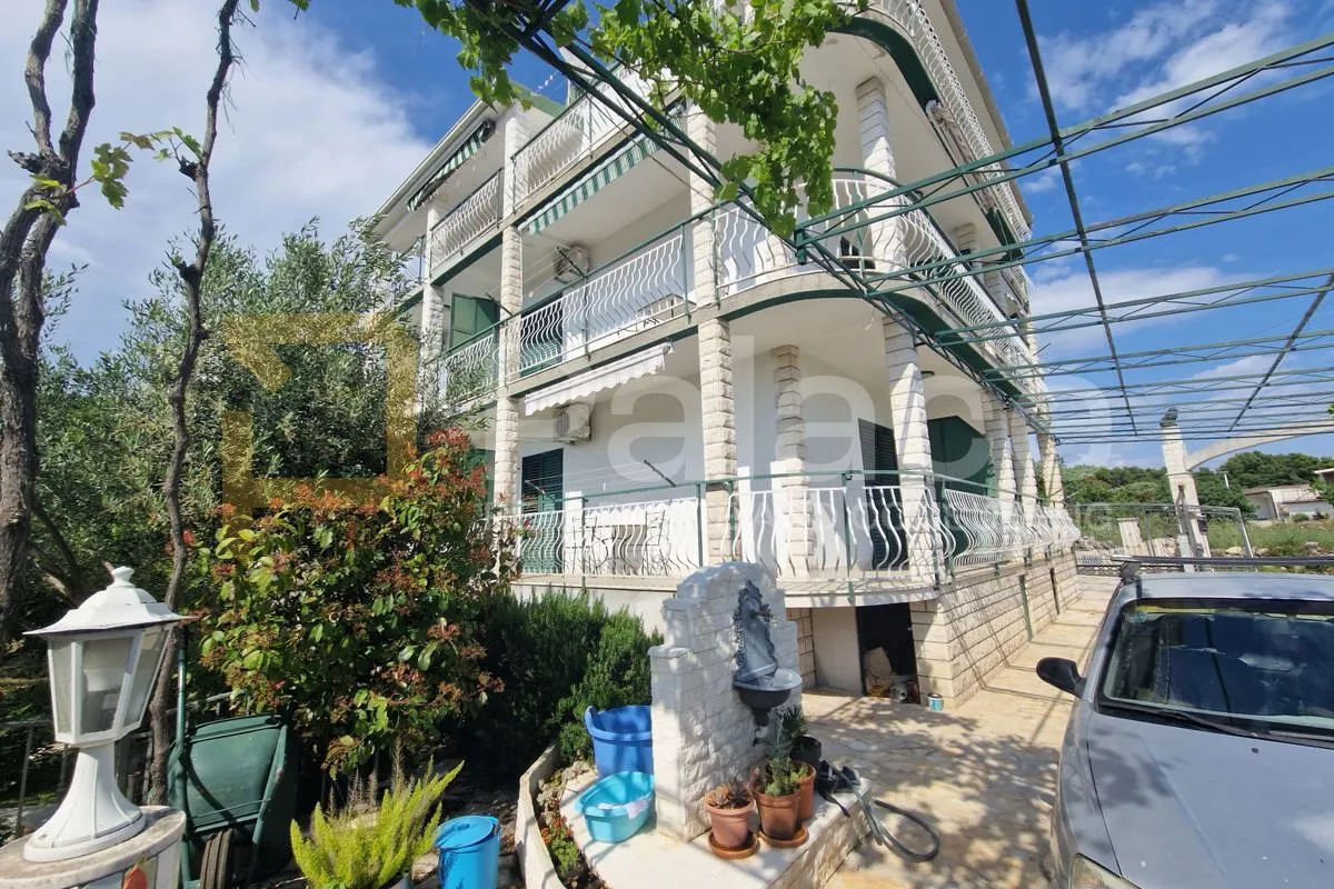 seget vranjica, prekrasna apartmanska kuća - slika 10