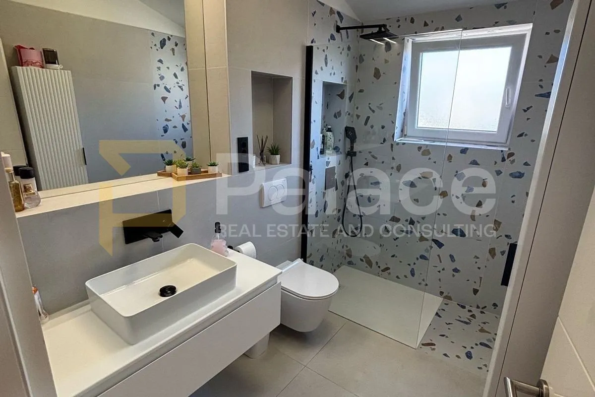 komforan 3‑sobni stan 105 m² + 2 parkirna mjesta, pogled na more - slika 16