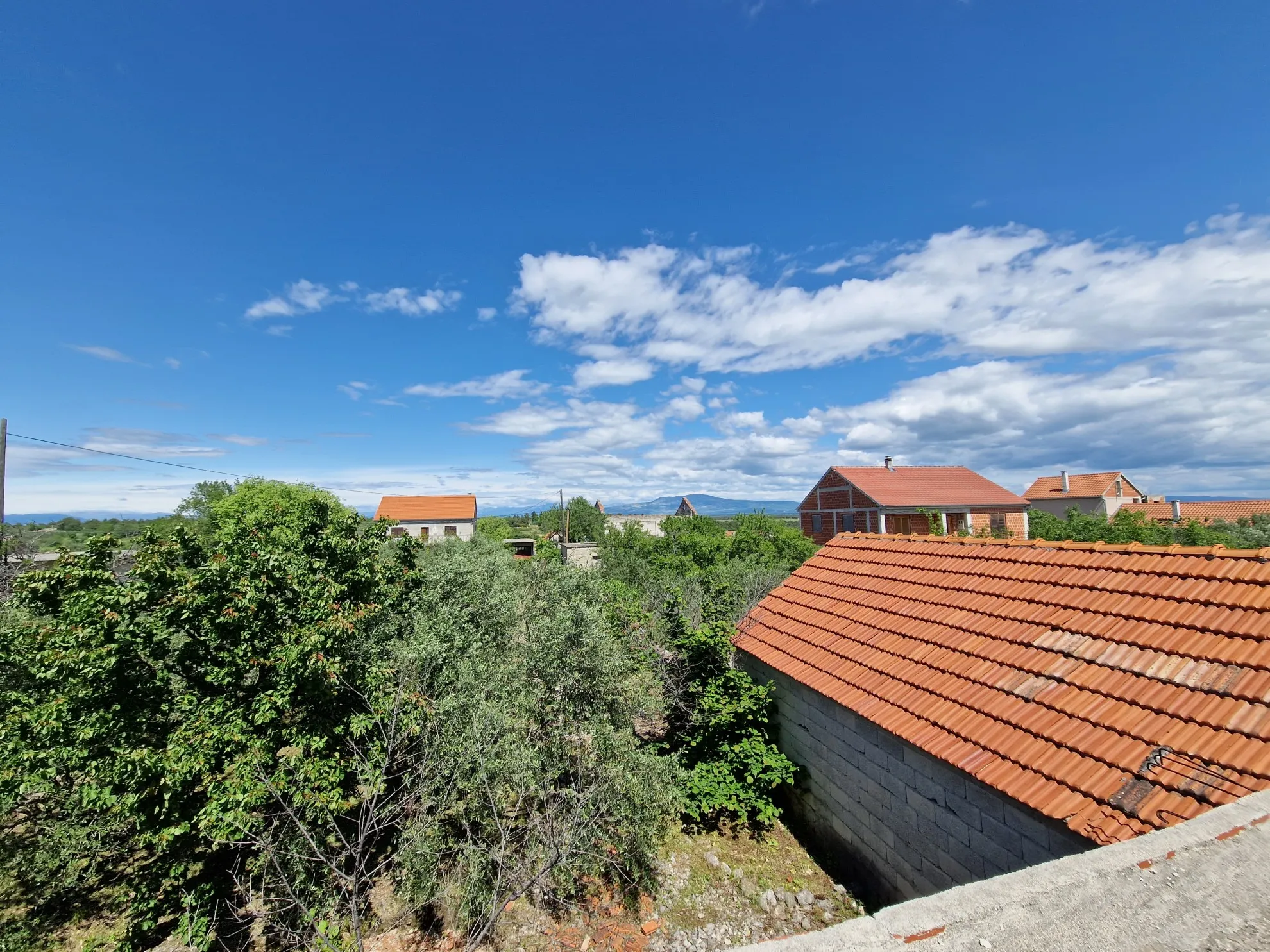 kuća u izgradnji na velikoj parceli - slika 10