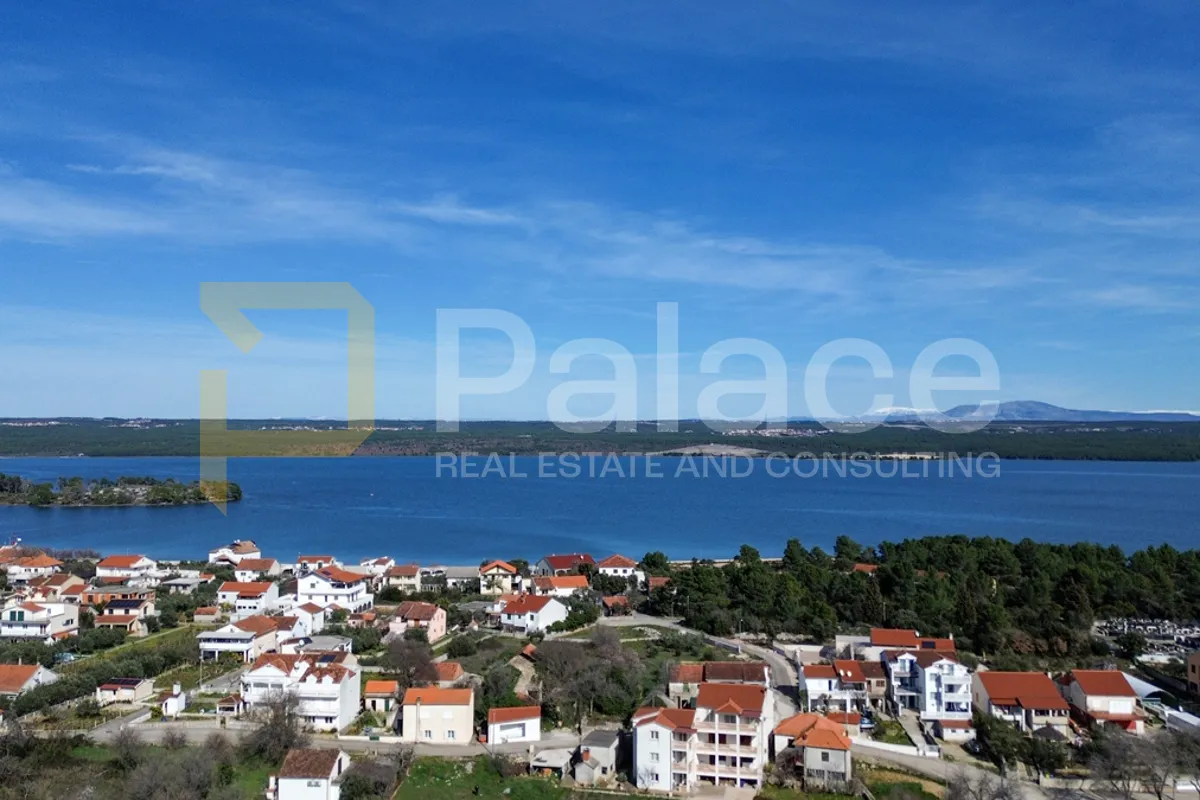 Građevinsko zemljište u obalnom mjestu Raslina kod Šibenika, 688 m2 - Raslina, Šibenik
