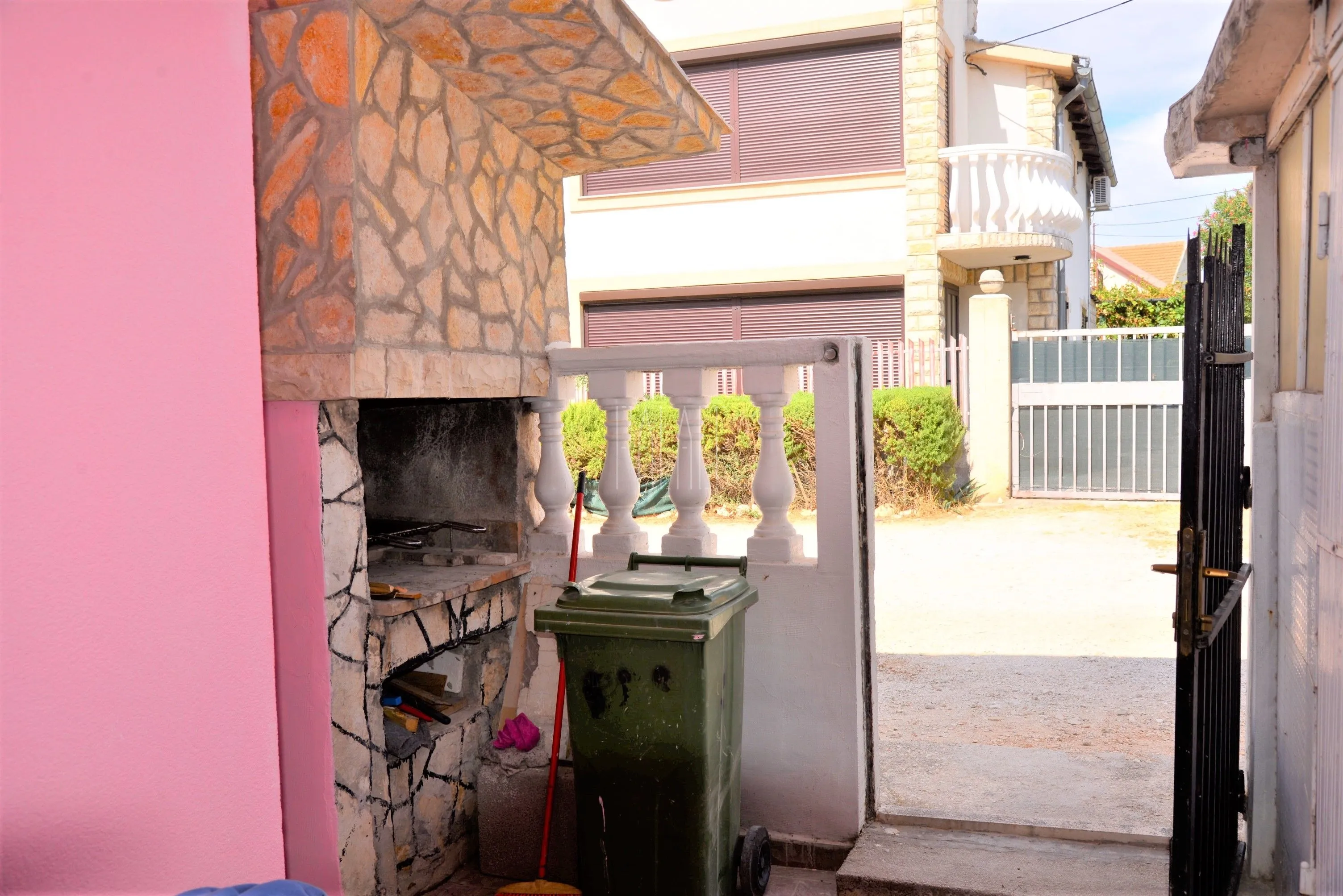 povoljno: kuća s 2 apartmana blizu mora, gornji karin, 126.00 m2 - slika 3