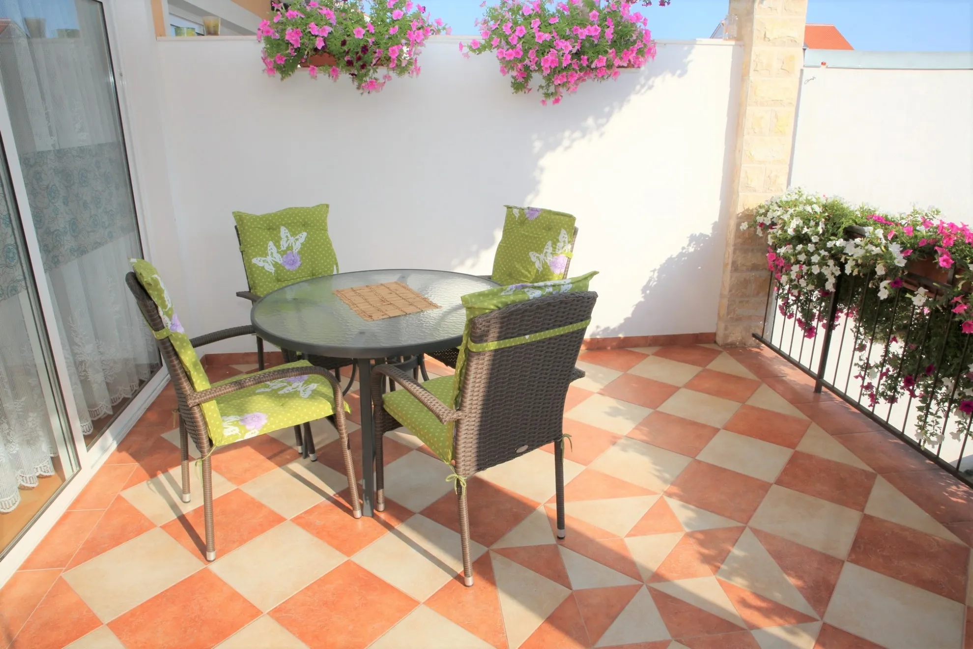 kuća u centru vodica s 5 apartmana i dvorištem 263.00 m2 - slika 7