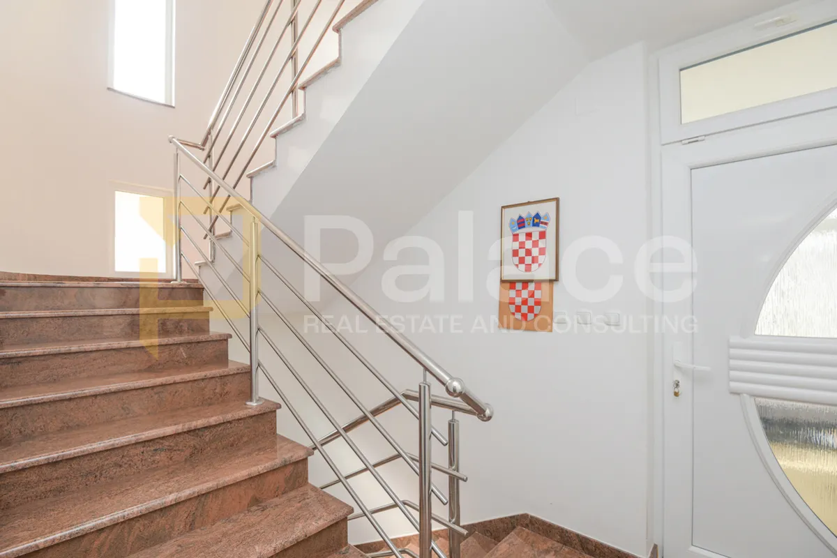 prekrasna kuća s 3 stana, pogledom i velikom okućnicom, vodice 370 m2 - slika 10